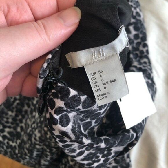 H&M Keyhole Back Scoop Neck Leopard Open Back Dress - Picture 8 of 9